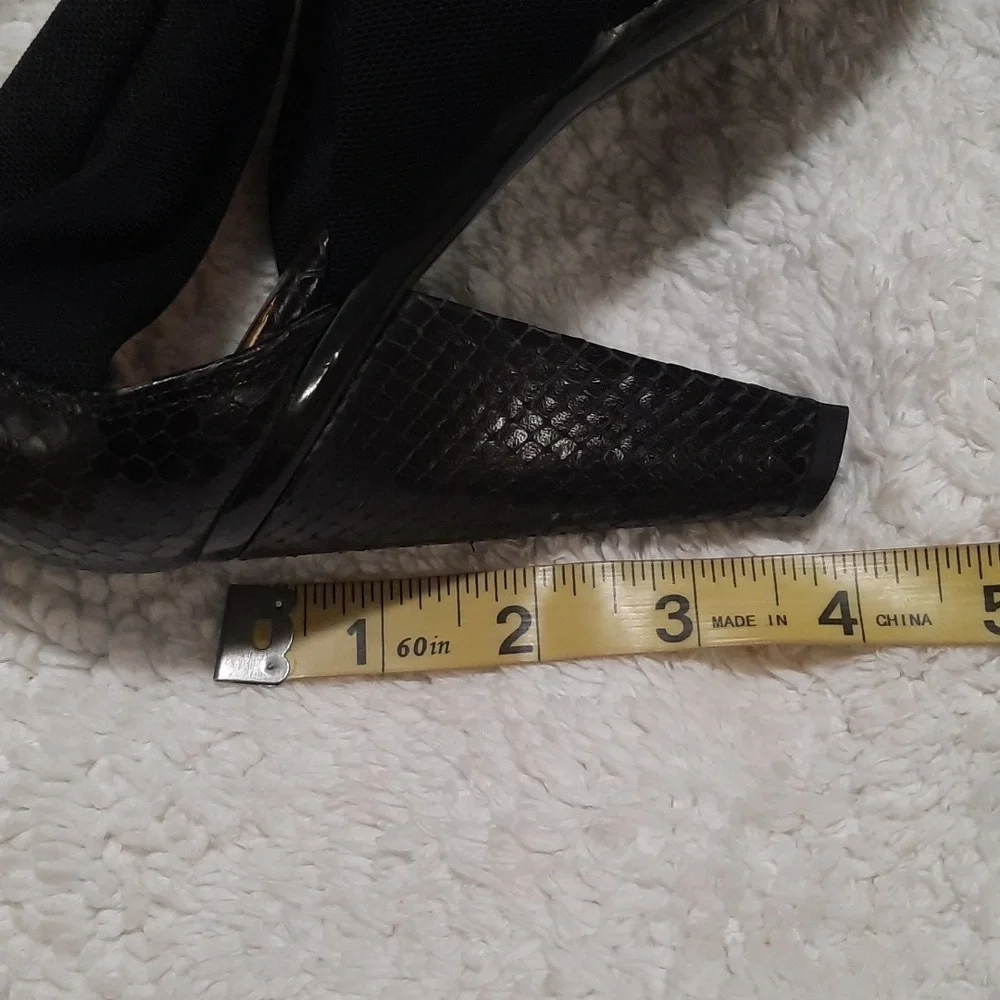 Arturo Chiang Studded Black Heels with Elegant Straps - Picture 12 of 12